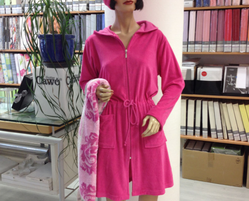 Schaufensterpuppe mit pinken Bademantel