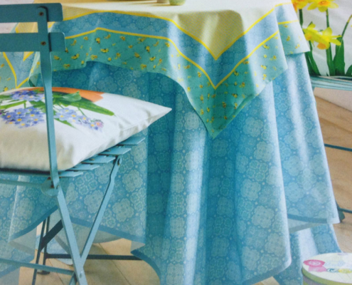 hellblaue Tischdecke mit Stuhl und Sitzkissen